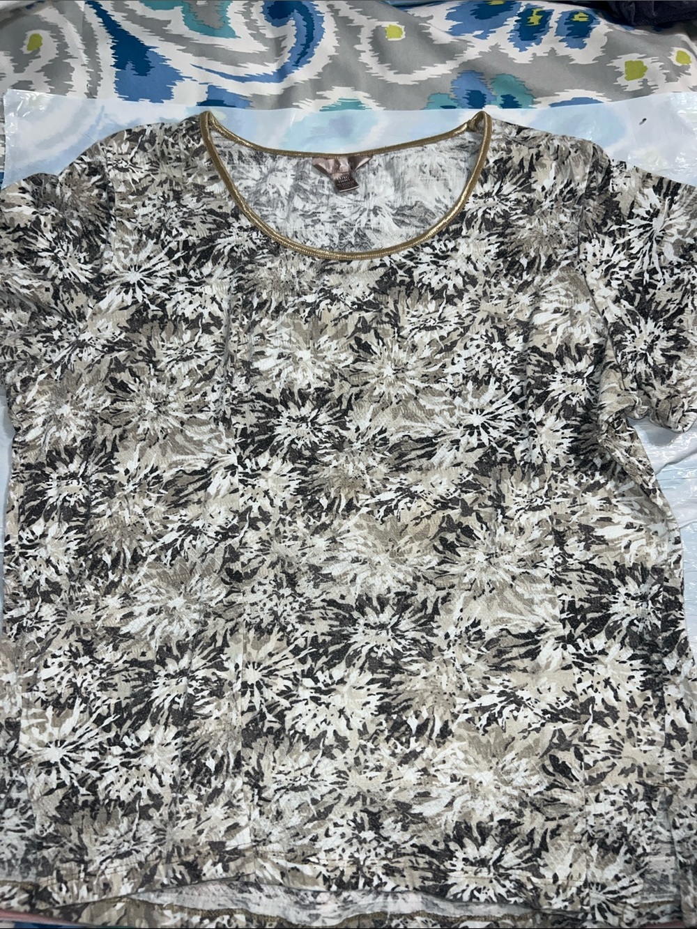 White Stag Vintage Short Sleeve Floral Print Tee in Black, White & Tan